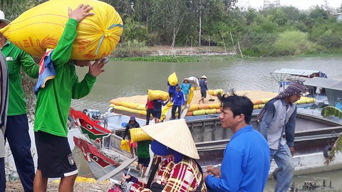 Nông dân neo lúa chờ giá - Ảnh 4.