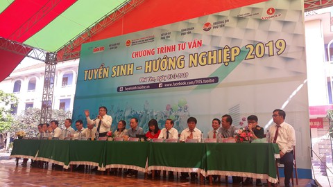 5.000 học sinh Phú Yên rộn ràng ngày Tư vấn tuyển sinh - Ảnh 2. 5.000 học sinh Phú Yên rộn ràng ngày Tư vấn tuyển sinh - Ảnh 2.