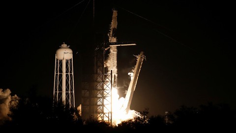 Tàu không gian của tỉ phú Elon Musk lên vũ trụ - Ảnh 2. Tàu không gian của tỉ phú Elon Musk lên vũ trụ - Ảnh 2.