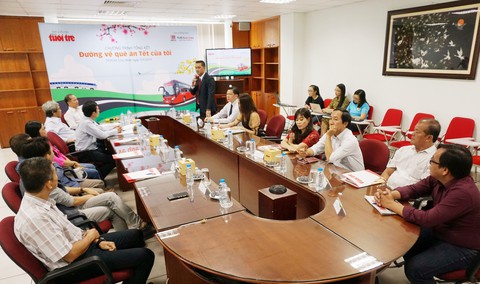 Đường về quê ăn Tết: cảm xúc thường tình, rưng rưng người đọc - Ảnh 1. Đường về quê ăn Tết: cảm xúc thường tình, rưng rưng người đọc - Ảnh 1.