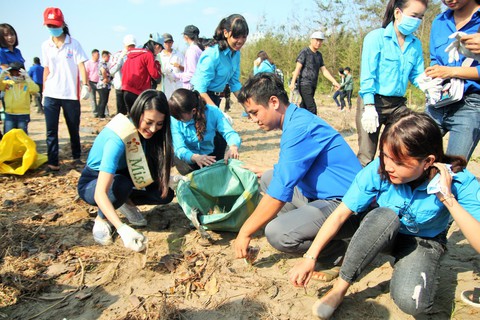 Hoa hậu trái đất Phương Khánh chung tay làm sạch biển - Ảnh 1. Hoa hậu trái đất Phương Khánh chung tay làm sạch biển - Ảnh 1.