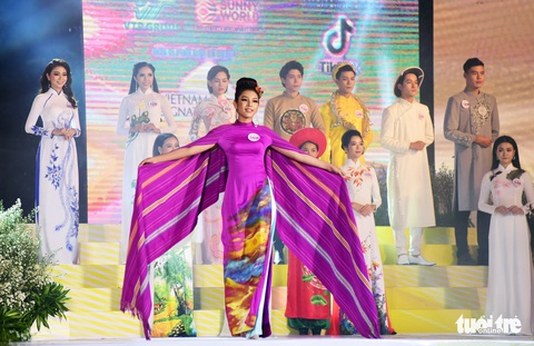 Nguyễn Trăm và Mộng Đào đoạt giải Duyên dáng áo dài 2019 - Ảnh 2. Nguyễn Trăm và Mộng Đào đoạt giải Duyên dáng áo dài 2019 - Ảnh 2.