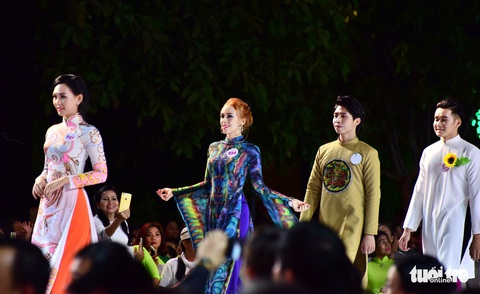 Nguyễn Trăm và Mộng Đào đoạt giải Duyên dáng áo dài 2019 - Ảnh 4. Nguyễn Trăm và Mộng Đào đoạt giải Duyên dáng áo dài 2019 - Ảnh 4.