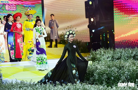Nguyễn Trăm và Mộng Đào đoạt giải Duyên dáng áo dài 2019 - Ảnh 5. Nguyễn Trăm và Mộng Đào đoạt giải Duyên dáng áo dài 2019 - Ảnh 5.