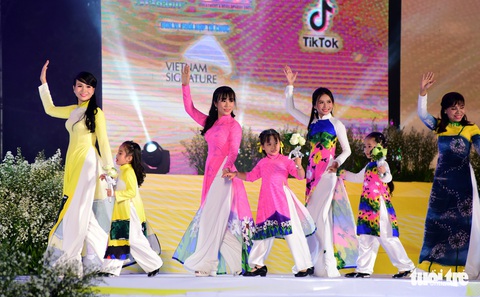 Nguyễn Trăm và Mộng Đào đoạt giải Duyên dáng áo dài 2019 - Ảnh 6. Nguyễn Trăm và Mộng Đào đoạt giải Duyên dáng áo dài 2019 - Ảnh 6.