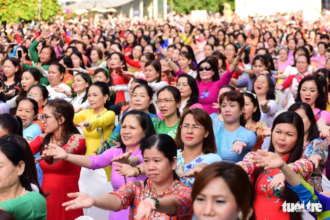 3.000 người mặc áo dài trên phố đi bộ Nguyễn Huệ sáng nay 3-3 - Ảnh 3. 3.000 người mặc áo dài trên phố đi bộ Nguyễn Huệ sáng nay 3-3 - Ảnh 3.