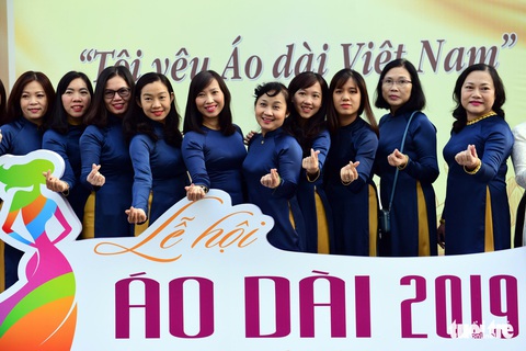 3.000 người mặc áo dài trên phố đi bộ Nguyễn Huệ sáng nay 3-3 - Ảnh 7. 3.000 người mặc áo dài trên phố đi bộ Nguyễn Huệ sáng nay 3-3 - Ảnh 7.