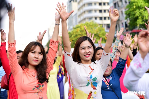 3.000 người mặc áo dài trên phố đi bộ Nguyễn Huệ sáng nay 3-3 - Ảnh 11. 3.000 người mặc áo dài trên phố đi bộ Nguyễn Huệ sáng nay 3-3 - Ảnh 11.