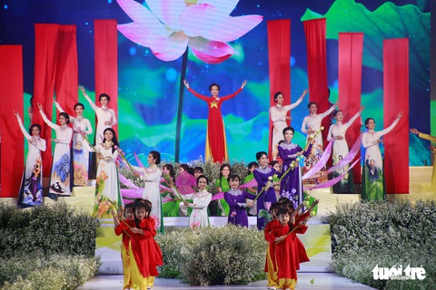 Nguyễn Trăm và Mộng Đào đoạt giải Duyên dáng áo dài 2019 - Ảnh 7. Nguyễn Trăm và Mộng Đào đoạt giải Duyên dáng áo dài 2019 - Ảnh 7.