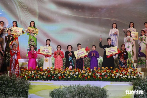 Nguyễn Trăm và Mộng Đào đoạt giải Duyên dáng áo dài 2019 - Ảnh 1. Nguyễn Trăm và Mộng Đào đoạt giải Duyên dáng áo dài 2019 - Ảnh 1.