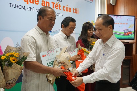 Đường về quê ăn Tết: cảm xúc thường tình, rưng rưng người đọc - Ảnh 5. Đường về quê ăn Tết: cảm xúc thường tình, rưng rưng người đọc - Ảnh 5.