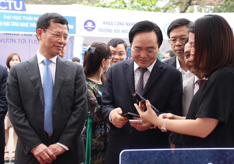 Bộ trưởng Phùng Xuân Nhạ: Đừng biến sinh viên thành... robot - Ảnh 2. Bộ trưởng Phùng Xuân Nhạ: Đừng biến sinh viên thành... robot - Ảnh 2.