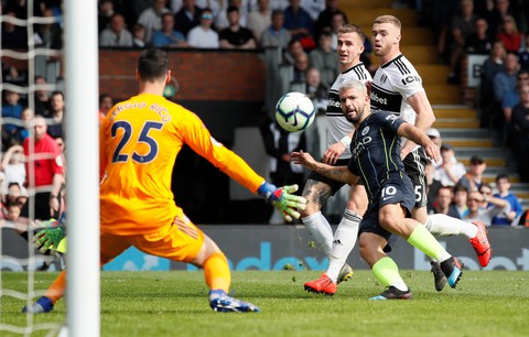 Aguero ghi siêu phẩm, M.C gia tăng áp lực lên Liverpool - Ảnh 2. Aguero ghi siêu phẩm, M.C gia tăng áp lực lên Liverpool - Ảnh 2.