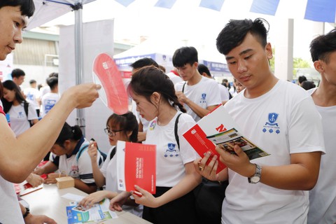 Rầm rộ tổ chức thi tuyển sinh riêng vào tháng 7 - Ảnh 1. Rầm rộ tổ chức thi tuyển sinh riêng vào tháng 7 - Ảnh 1.