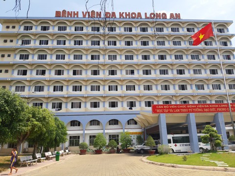 Vụ tai biến sau tiêm kháng sinh: Tranh cãi việc lấy tiền mạnh thường quân trả phí điều trị - Ảnh 1. Vụ tai biến sau tiêm kháng sinh: Tranh cãi việc lấy tiền mạnh thường quân trả phí điều trị - Ảnh 1.