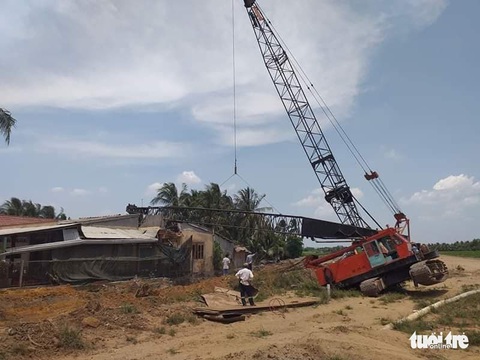 Nhà dân bị xe cẩu 2 tấn ngã đè không chịu mức bồi thường 56 triệu - Ảnh 1. Nhà dân bị xe cẩu 2 tấn ngã đè không chịu mức bồi thường 56 triệu - Ảnh 1.