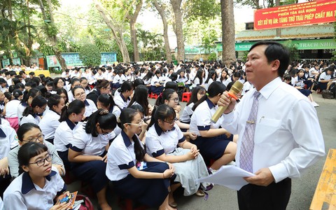1.200 học sinh TP.HCM dự phiên tòa xử vụ án ma túy - Ảnh 2. 1.200 học sinh TP.HCM dự phiên tòa xử vụ án ma túy - Ảnh 2.