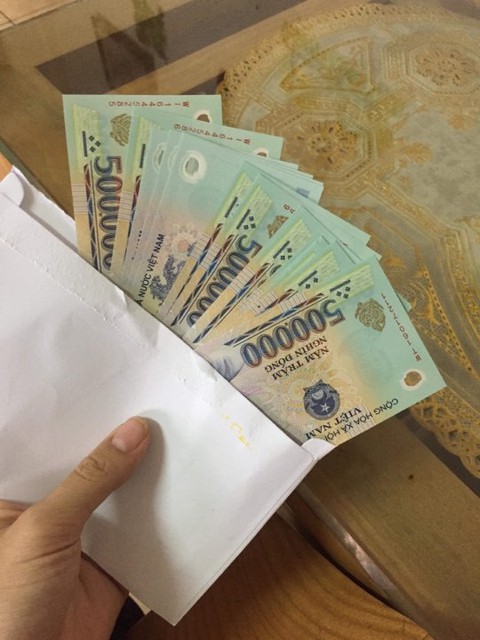 Nữ giáo viên trả lại 10 triệu đồng trong túi quần áo cũ được tặng - Ảnh 1. Nữ giáo viên trả lại 10 triệu đồng trong túi quần áo cũ được tặng - Ảnh 1.