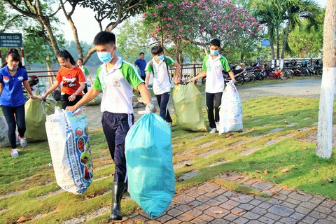 Cuối tuần dậy sớm vớt rác trên sông Bến Tre - Ảnh 3.