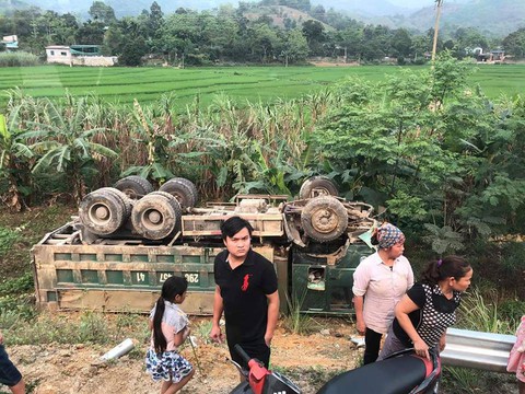 Xe con đấu đầu xe tải, 1 người tử vong - Ảnh 2. Xe con đấu đầu xe tải, 1 người tử vong - Ảnh 2.