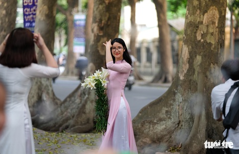 Hoa loa kèn gọi tháng 4 khắp phố phường Hà Nội - Ảnh 7. Hoa loa kèn gọi tháng 4 khắp phố phường Hà Nội - Ảnh 7.