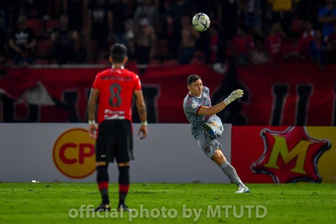 Hàng thủ Muangthong hại Đặng Văn Lâm thủng lưới 2 lần - Ảnh 1. Hàng thủ Muangthong hại Đặng Văn Lâm thủng lưới 2 lần - Ảnh 1.