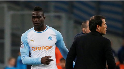 Video ăn mừng bàn thắng của Balotelli gây sốt với hơn 10 triệu lượt xem - Ảnh 2. Video ăn mừng bàn thắng của Balotelli gây sốt với hơn 10 triệu lượt xem - Ảnh 2.