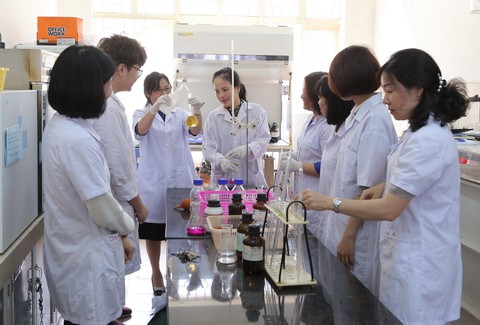 Nhà khoa học nữ bị vác gậy đuổi, trèo tường... khi làm nghiên cứu môi trường - Ảnh 1. Nhà khoa học nữ bị vác gậy đuổi, trèo tường... khi làm nghiên cứu môi trường - Ảnh 1.