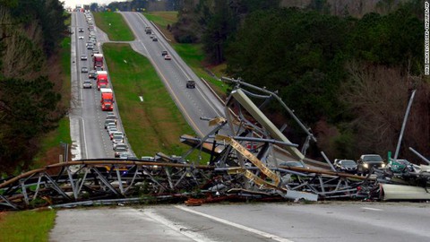 Lốc xoáy quét qua Alabama, ít nhất 23 người chết - Ảnh 1. Lốc xoáy quét qua Alabama, ít nhất 23 người chết - Ảnh 1.
