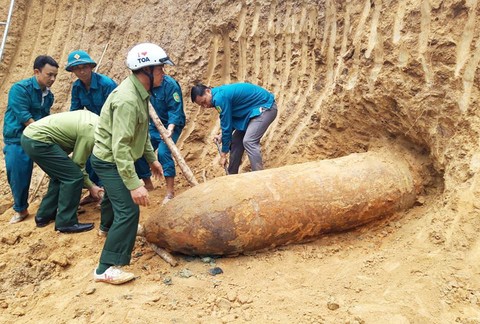 Đào đất làm vườn phát hiện quả bom nặng hơn 1 tấn - Ảnh 1. Đào đất làm vườn phát hiện quả bom nặng hơn 1 tấn - Ảnh 1.