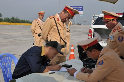 2 đợt ra quân, phát hiện 182 tài xế dương tính với ma túy - Ảnh 1. 2 đợt ra quân, phát hiện 182 tài xế dương tính với ma túy - Ảnh 1.