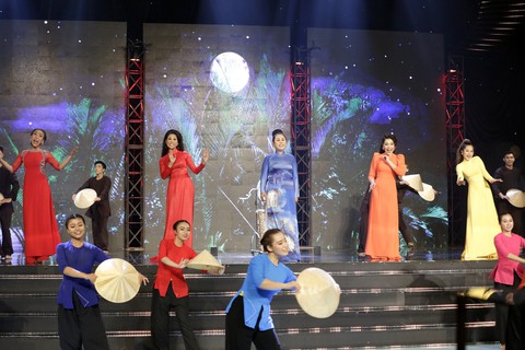 Sài Gòn Tân Thời đoạt quán quân Lô tô show - Gánh hát ngàn hoa - Ảnh 4. Sài Gòn Tân Thời đoạt quán quân Lô tô show - Gánh hát ngàn hoa - Ảnh 4.
