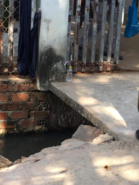 Vây bắt nghi phạm giết người, thiếu úy cảnh sát bị đâm trúng mắt - Ảnh 3. Vây bắt nghi phạm giết người, thiếu úy cảnh sát bị đâm trúng mắt - Ảnh 3.