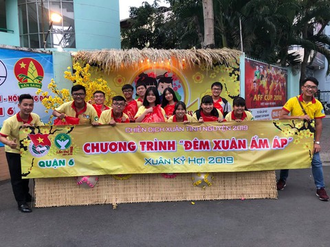 Học trò Sài Gòn tặng quà tết cho người nghèo mưu sinh trong đêm - Ảnh 4. Học trò Sài Gòn tặng quà tết cho người nghèo mưu sinh trong đêm - Ảnh 4.