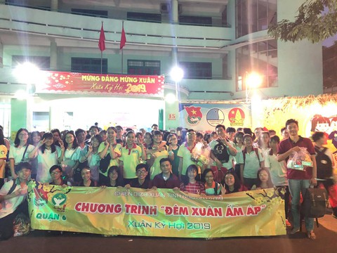 Học trò Sài Gòn tặng quà tết cho người nghèo mưu sinh trong đêm - Ảnh 5. Học trò Sài Gòn tặng quà tết cho người nghèo mưu sinh trong đêm - Ảnh 5.