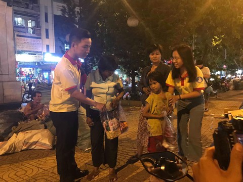 Học trò Sài Gòn tặng quà tết cho người nghèo mưu sinh trong đêm - Ảnh 2. Học trò Sài Gòn tặng quà tết cho người nghèo mưu sinh trong đêm - Ảnh 2.
