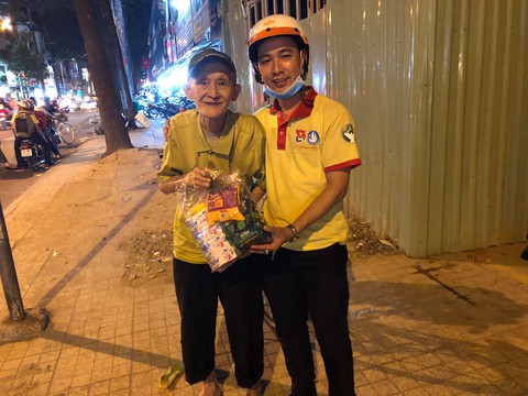 Học trò Sài Gòn tặng quà tết cho người nghèo mưu sinh trong đêm - Ảnh 3. Học trò Sài Gòn tặng quà tết cho người nghèo mưu sinh trong đêm - Ảnh 3.