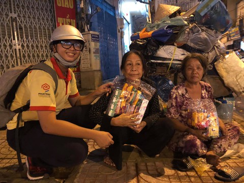 Học trò Sài Gòn tặng quà tết cho người nghèo mưu sinh trong đêm - Ảnh 1. Học trò Sài Gòn tặng quà tết cho người nghèo mưu sinh trong đêm - Ảnh 1.