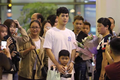 Trung vệ Đình Trọng về nước tập trung cùng U-23 Việt Nam - Ảnh 2. Trung vệ Đình Trọng về nước tập trung cùng U-23 Việt Nam - Ảnh 2.
