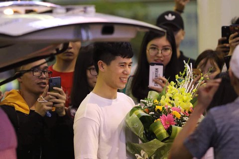 Trung vệ Đình Trọng về nước tập trung cùng U-23 Việt Nam - Ảnh 1. Trung vệ Đình Trọng về nước tập trung cùng U-23 Việt Nam - Ảnh 1.