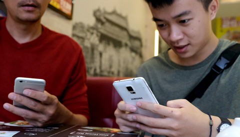 Đừng trách trẻ nhỏ khi người lớn không thể sống thiếu smartphone - Ảnh 1. Đừng trách trẻ nhỏ khi người lớn không thể sống thiếu smartphone - Ảnh 1.