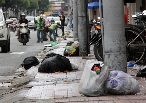 TP.HCM: để dân xả rác, phường, xã, khu phố chịu trách nhiệm - Ảnh 1. TP.HCM: để dân xả rác, phường, xã, khu phố chịu trách nhiệm - Ảnh 1.