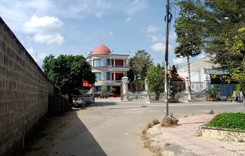 Tướng quân đội nói gì việc chiếm đất làm đường cho khuôn viên biệt thự? - Ảnh 1. Tướng quân đội nói gì việc chiếm đất làm đường cho khuôn viên biệt thự? - Ảnh 1.