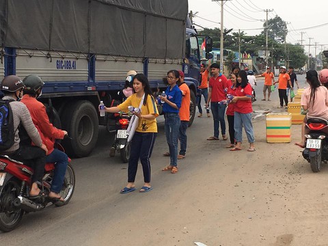 Tiếp bánh mì, nước uống cho công nhân ở Củ Chi trên đường về quê đón tết - Ảnh 1. Tiếp bánh mì, nước uống cho công nhân ở Củ Chi trên đường về quê đón tết - Ảnh 1.