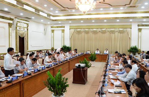 TP.HCM: Cán bộ 2 năm đi nước ngoài hơn 100 ngày là sai quy định - Ảnh 2. TP.HCM: Cán bộ 2 năm đi nước ngoài hơn 100 ngày là sai quy định - Ảnh 2.
