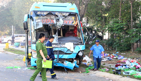 Xe khách lật nhào sau tông xe tải, khách đập cửa kính thoát thân - Ảnh 1. Xe khách lật nhào sau tông xe tải, khách đập cửa kính thoát thân - Ảnh 1.