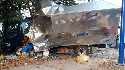 Xe khách lật nhào sau tông xe tải, khách đập cửa kính thoát thân - Ảnh 2. Xe khách lật nhào sau tông xe tải, khách đập cửa kính thoát thân - Ảnh 2.