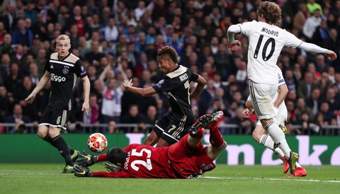 Chùm ảnh Real Madrid thảm bại trước Ajax - Ảnh 2. Chùm ảnh Real Madrid thảm bại trước Ajax - Ảnh 2.