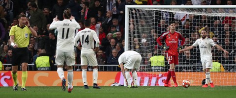 Chùm ảnh Real Madrid thảm bại trước Ajax - Ảnh 9. Chùm ảnh Real Madrid thảm bại trước Ajax - Ảnh 9.