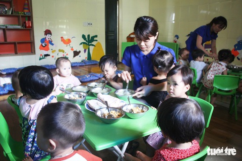 Bán đấu giá khu đất cơ sở mầm non xảy ra cô giáo quỳ hàng loạt - Ảnh 1. Bán đấu giá khu đất cơ sở mầm non xảy ra cô giáo quỳ hàng loạt - Ảnh 1.